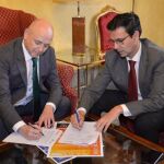 El Director de Relaciones Institucionales y Grupos de Interés y Sociales de Unicaja Banco, Fernando Ríos, y el alcalde de Granada, Francisco Cuenca / Foto: La Razón