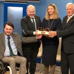 La consejera Alicia García y los presidentes de Predif y Salud Mental Castilla y León, Fran Sardón y Jesús Corrales reciben el «Premio Cermi 2018» de manos de Luis Cayo