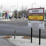Evry está situada a unos 36 kilómetros al sur de París