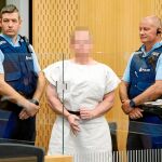 Brenton Tarrant, impasible y escoltado por dos policías, dibuja una «p» con sus dedos en su entrada al juzgado
