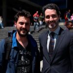 El cónsul adjunto de España en Caracas, Julio Navas, acompaña la salida de los periodistas de la agencia Efe Gonzalo Domínguez
