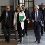 La presidenta de la Junta, Susana Díaz, flanqueada por Juan Cornejo (izda.) y Manuel Jiménez Barrios