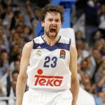 Llull celebra una de sus canastas en el último segundo