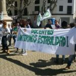 Profesores interinos protestan para exigir sus derechos.
