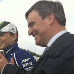 Miguel Cardenal (d), junto al piloto español Jorge Lorenzo (2d) hoy en el Circuito de Jerez
