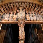 Detalle de la figura sedente del Apóstol Santiago en el parteluz del Pórtico de la Gloria / Foto: Efe