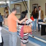 Asistentes a la feria se fotografían con el escritor Javier Castillo