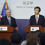 El ministro de Asuntos Exteriores surcoreano, Yun Pyung-Se (d), y el secretario de Estado norteamericano, Rex Tillerson, ofrecen una rueda de prensa tras su reunión en Seúl.