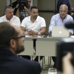 El coordinador general de la Cetm (Coordinadora de Estibadores Portuarios), Antolín Goya (2d), frente al director gerente de la patronal Anesco, Pedro García (de espaldas) durante la reunión que mantuvieron el pasado jueves