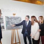 Bendodo explica el recorrido de los nuevos senderos