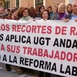 Varias decenas de trabajadores de UGT-A se concentraron ayer frente a la sede central