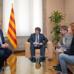 El presidente de la Generalitat, Carles Puigdemont , y su vicepresidente, Oriol Junqueras, con el coordinador general de Catalunya en Comú, Xavier Domènech, y la portavoz y coordinadora de Comunicación de los 'comunes', Elisenda Alamany