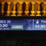 Panel informativo de la Bolsa de Madrid que muestra el valor del IBEX 35, hoy, 8 de enero.