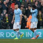 Los jugadores del Manchester City Sergio Aguero and Raheem Sterling