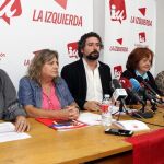 José Sarrión atiende a los medios de comunicación junto a varios compañeros de IU