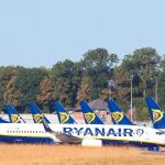 Varios aviones de Ryanair alineados en el aeropuerto belga de Charleroi
