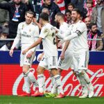 El delantero galés del Real Madrid Gareth Bale (i) celebra el tercer gol
