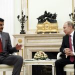 El presidente ruso, Vladímir Putin, con el emir de Qatar, Tamim bin Hamad Al Zani, en Moscú