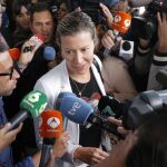 Diana López Pinel, madre de Diana Quer, atiende a los medios tras prestar declaración en el juzgado con motivo de la retirada de la custodia de su otra hija