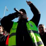 El portavoz de Élite Taxi, Alberto Álvarez "Tito", ayer durante una asamblea matutina convocada por los taxistas madrileños