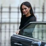Meghan Markle cerrando la puerta del coche oficial, a su llegada a la Royal Academy / Gtres