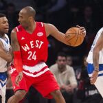 Kobe Bryant, junto a Kyle Lowry, duranet el partido