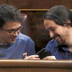 Iñigo Errejón y Pablo Iglesias bromean en sus escaños del Congreso durante el Pleno de ayer