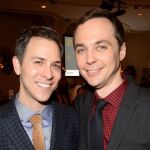 Jim Parsons, protagonista de 'The Big Bang Theory', se casa con su novio después de 14 años de relación
