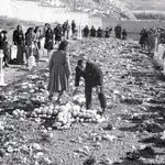 Imagen tomada en 1947 de familiares de las víctimas en el camposanto de Paracuellos