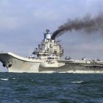 El portaaviones Almirante Kuznetsov navegando por aguas internacionales cerca del puerto de Dover, Reino Unid