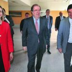 Alicia García, Juan Vicente Herrera y José Manuel Ramírez, momentos antes de abrir las Jornadas de Dependencia en Valladolid