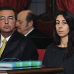 La policía local Raquel Gago junto a su abogado defensor, Fermín Guerrero