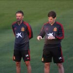 Luis Enrique y Robert Moreno, durante un entrenamiento de la selección