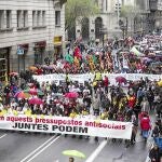 Miles de ciudadanos se manifiestan contra los «presupuestos antisociales»