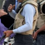 El expresidente de Egipto, Hosni Mubarak (c), regresa en camilla al hospital militar de Maadi tras asistir al juicio contra él por la presunta conspiración en la muerte de cientos de manifestantes en 2011 durante las protestas que pusieron fin a su mandato de 30 años, en El Cairo, Egipto