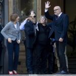 El vicepresidente primero de la Mesa del Parlament, Lluís Corominas (d), y la secretaria cuarta, Ramona Barrufet (c), ambos de Junts pel Sí, acompañados por la presidenta del Parlament, Carme Forcadell, a su llegada al Tribunal Superior de Justicia de Cataluña (TSJC).