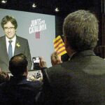 «Dos Cataluñas» muestra el día a día de una campaña protagonizada por Puigdemont como candidato desde Bruselas. Netflix