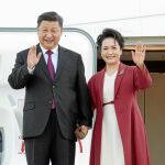 Xi Jinping y su mujer Peng Liyuan, ayer en su llegada a Madrid