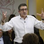 El exlehendakari y aspirante a secretario general del PSOE, Patxi López, celebra un acto con militantes.