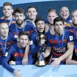 Los jugadores del Barça posan con el título de campeones del mundo, que ganaron ante River