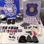 Los agentes incautaron 12 móviles, 1.000 euros en efectivo, una pistola, un hacha y documentación falsificada.