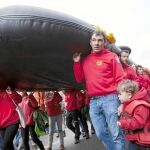 Òscar Camps, de la ONG Pro Activa Open Arms, junto a otros socorristas que salvan vidas en Lesbos encabezó la marcha