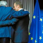 «El Brexit en vuestras manos». Tusk, en la imagen junto a Juncker, apeló ayer a la clase política británica y aseguró que está en sus manos cómo termine el proceso de divorcio / Reuters