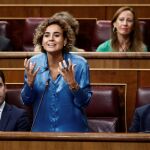 La portavoz parlamentaria del PP, Dolors Montserrat, durante su intervención hoy en la sesión de control al Gobierno en el Congreso/Foto: Efe