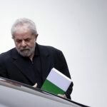 El expresidente brasileño Luiz Inácio Lula da Silva sale de un desayuno con senadores de la base del Gobierno de la presidenta Dilma Rousseff, el miércoles 9 de marzo de 2016