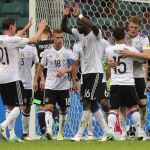 Jugadores de Alemania celebran al vencer 4-1 a México