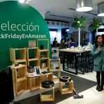 Varias personas dentro de la tienda temporal de Amazon, compañía estadounidense de comercio electrónico, que esta mañana ha sido presentada en Madrid.- EFE/Chema Moya