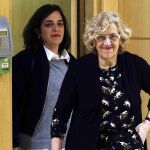 Manuela Carmena junto Celia Mayer ayer en el Ayuntamiento de Madrid.