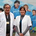 El doctor Sánchez de Toledo y la doctora Vidal en el Parque Messi del Hospital Vall d’Hebron de Barcelona