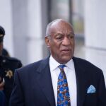 A sus 81 años y estando prácticamente ciego, Cosby se enfrenta a hasta 30 años de prisión por abusar de una mujer, aunque le acusan de lo mismo otras 60. En la imagen, el cómico estadounidense llega a los juzgados del condado de Montgomery en Norristown, Pensilvania / Efe